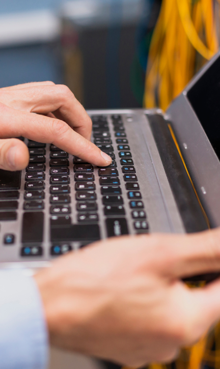 Менеджер работает за ноутбуком